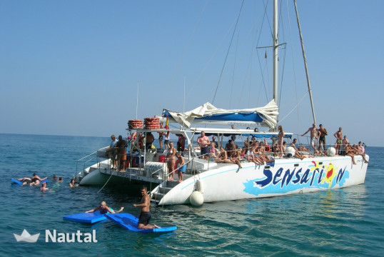 Fiesta a bordo de un catamarán en Barcelona - ¿Qué evento de teambuilding superará a este?