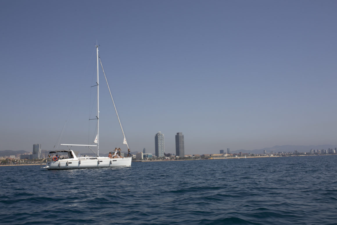 navegando en velero por barcelona