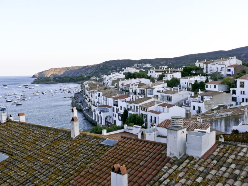 Cadaqués, con sus casas de color blanco, es uno de los pueblos más destacados de la Costa Brava. 