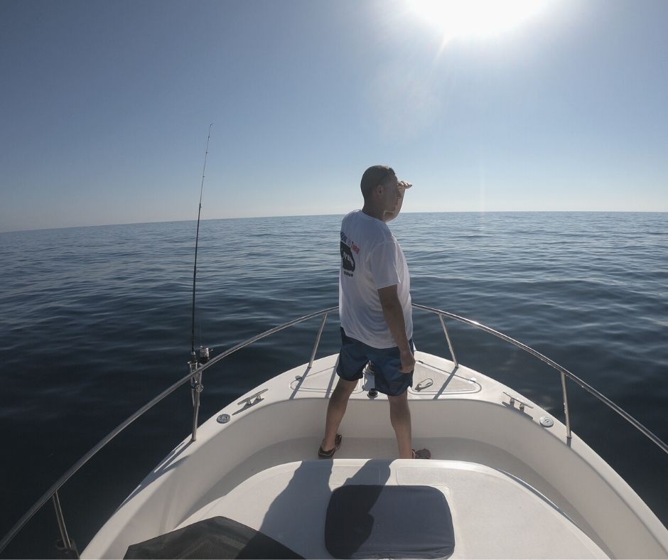 Un hombre, a bordo, de pesca en la Costa Blanca