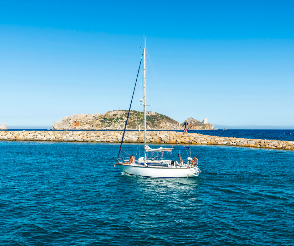 Varias personas navegando en un velero la Costa Brava.