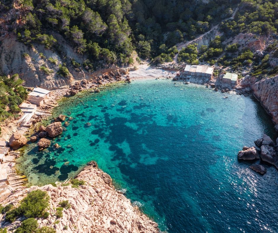 Vistas de la forma redonda de la cala Portitxol en Ibiza