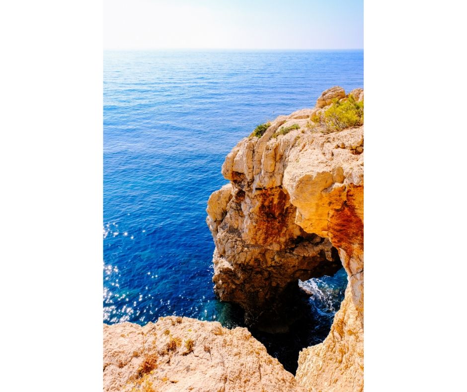 Paredes rocosas de Cala Morach, una de las 10 calas y playas secretas de España