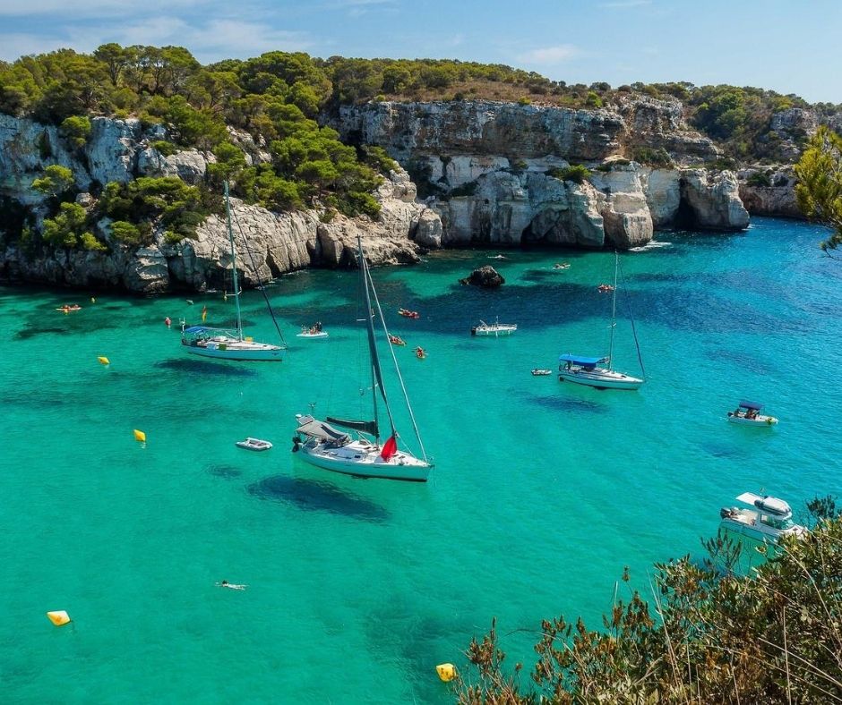 Cala Macarella, una de las calas más famosas de Menorca