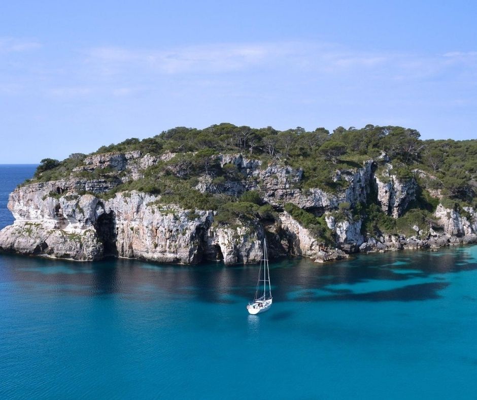 Formentera, famosa por sus aguas transparentes y largas playas. 