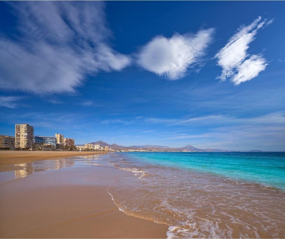 Playa de Muchavista, espectacular por el color azul de sus aguas. 
