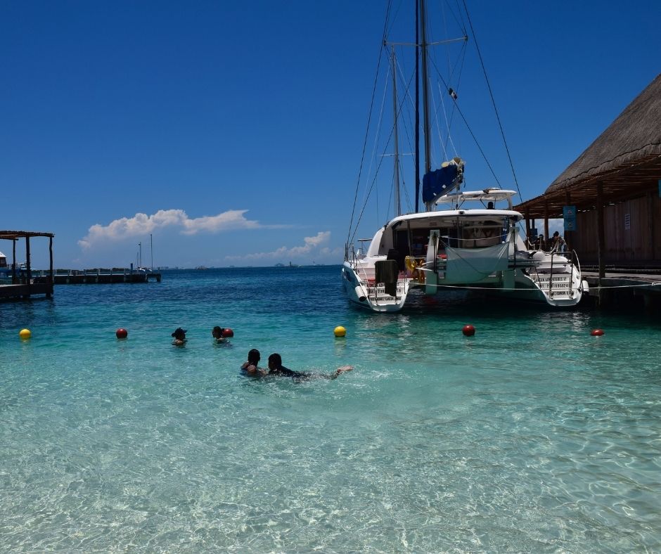 Catamarán en México, personas nadando en agua cristalina