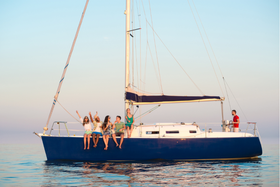 El velero es esa clase de barco con el que podrás disfrutar con los tuyos y, mientras, vivir una mágica tradición marinera.