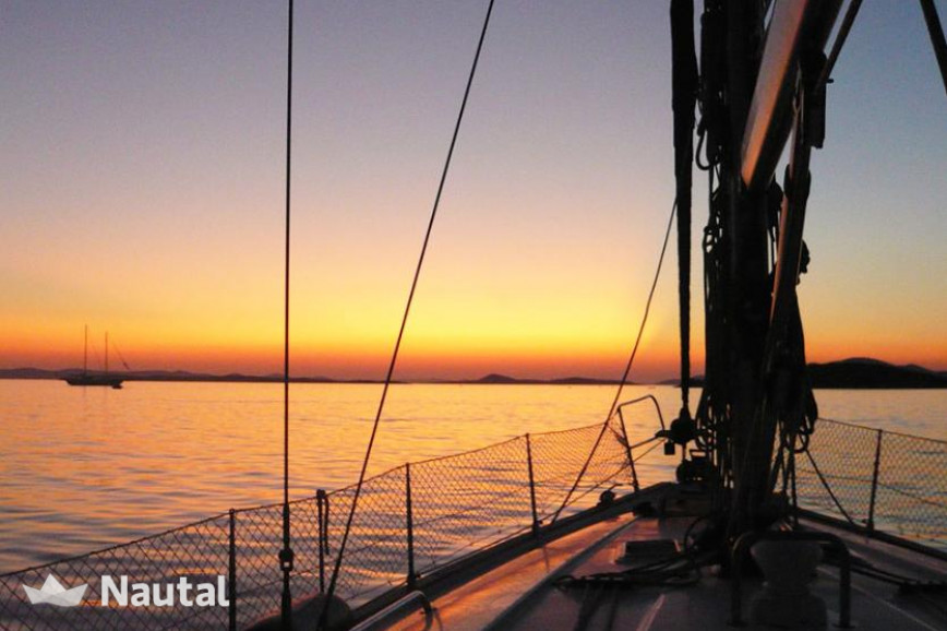 puesta de sol en velero. costa de Barcelona