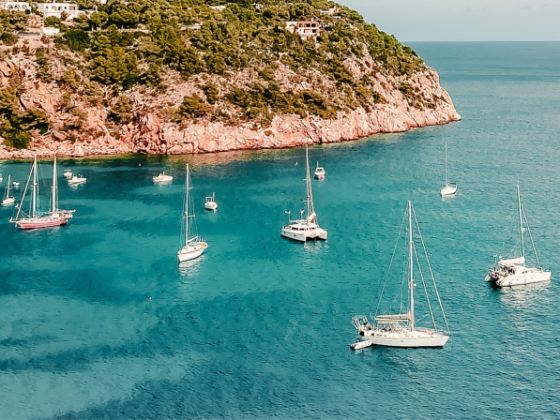 Alquilar un barco para disfrutar de costas como la de Ibiza