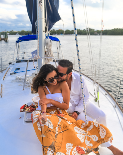 Una pareja tomando vino en la cubierta de un barco de escapada romántica por España