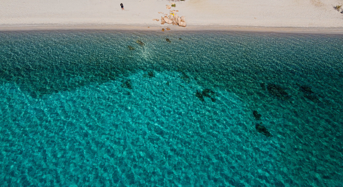 El mar color esmeralda que caracteriza a las playas de Cerdeña.