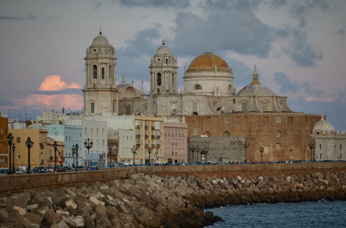Catedral de Cádiz desde el mar.