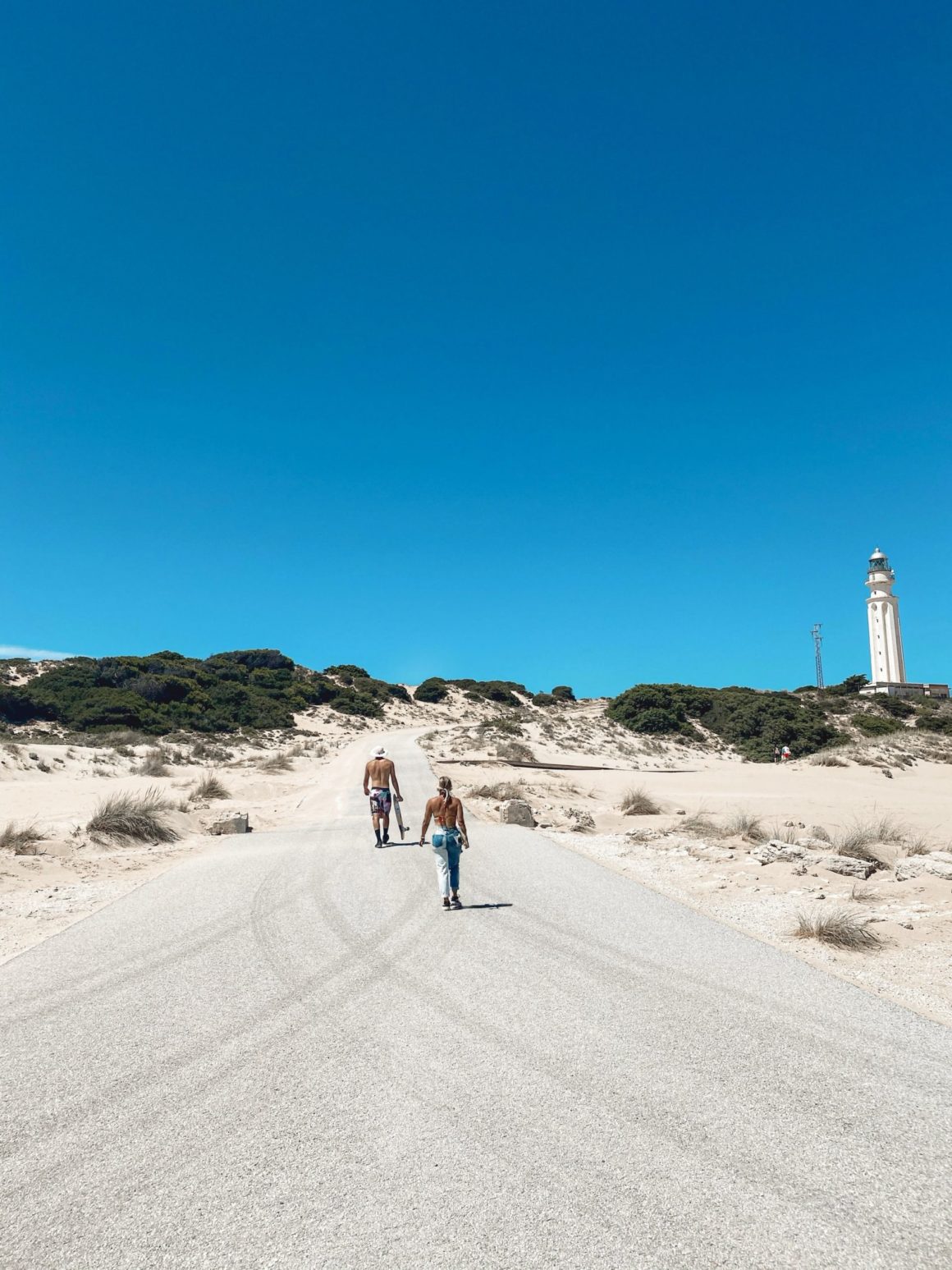 El farp de Trafalgar en los Caños de la Meca, una de las mejores playas de Cádiz