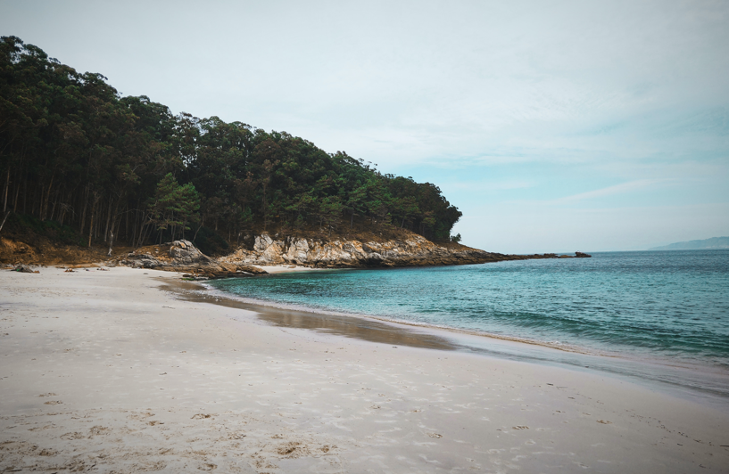 Playa de Rodas en las Islas Cíes, con su arena blanca y agua de color turquesa. 