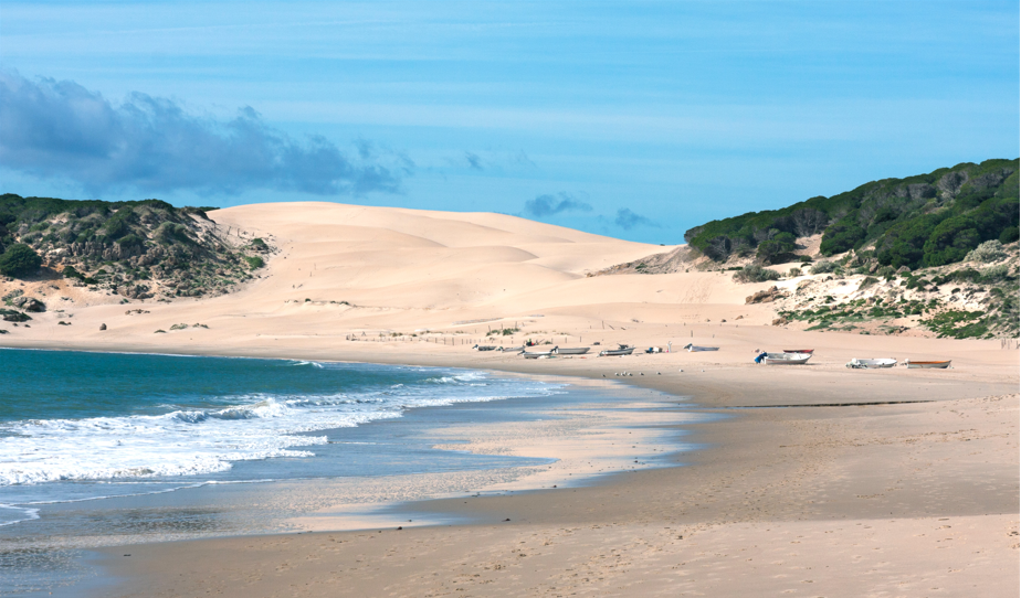 Playa de Bolonia con las dunas. Una increíble playa para disfrutar de un atardecer en el mar con vistas a África.