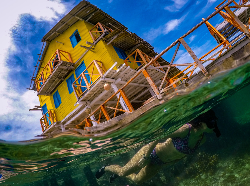 Casa en el agua típica del Caribe colombiano.