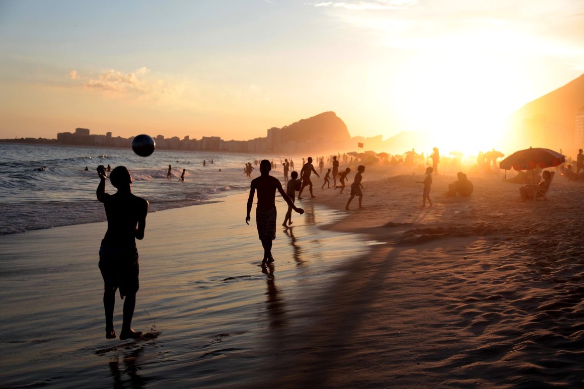 Atardecer animado en la popular Playa de Copacabana
