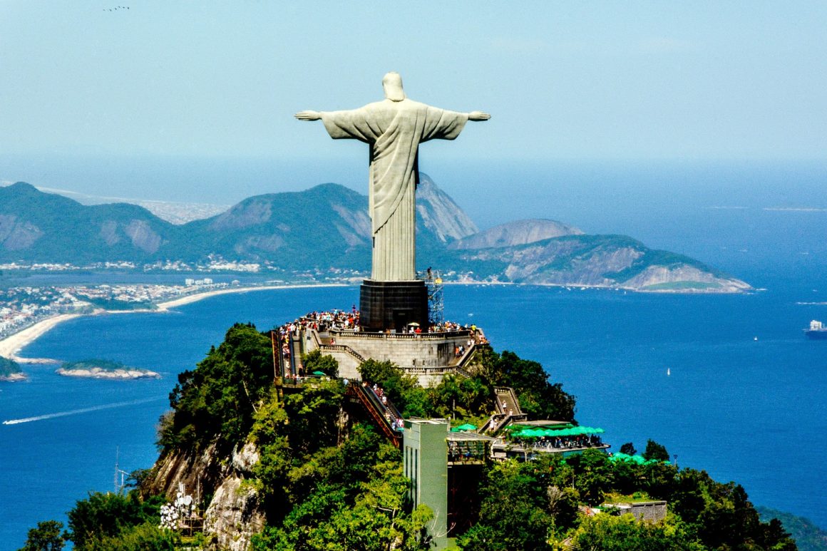 Vistas del Cristo Redentor ante el bello paisaje natural de Río de Janeiro