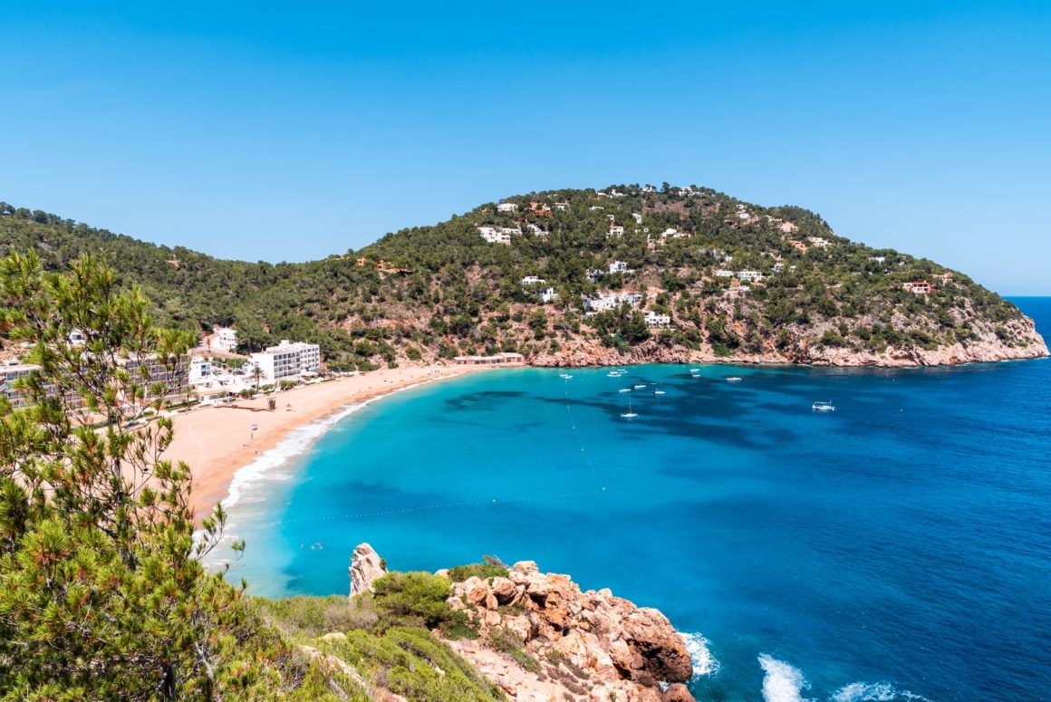 Bahía azul turquesa en Ibiza perfecta para navegar durante los festivos de 2022.