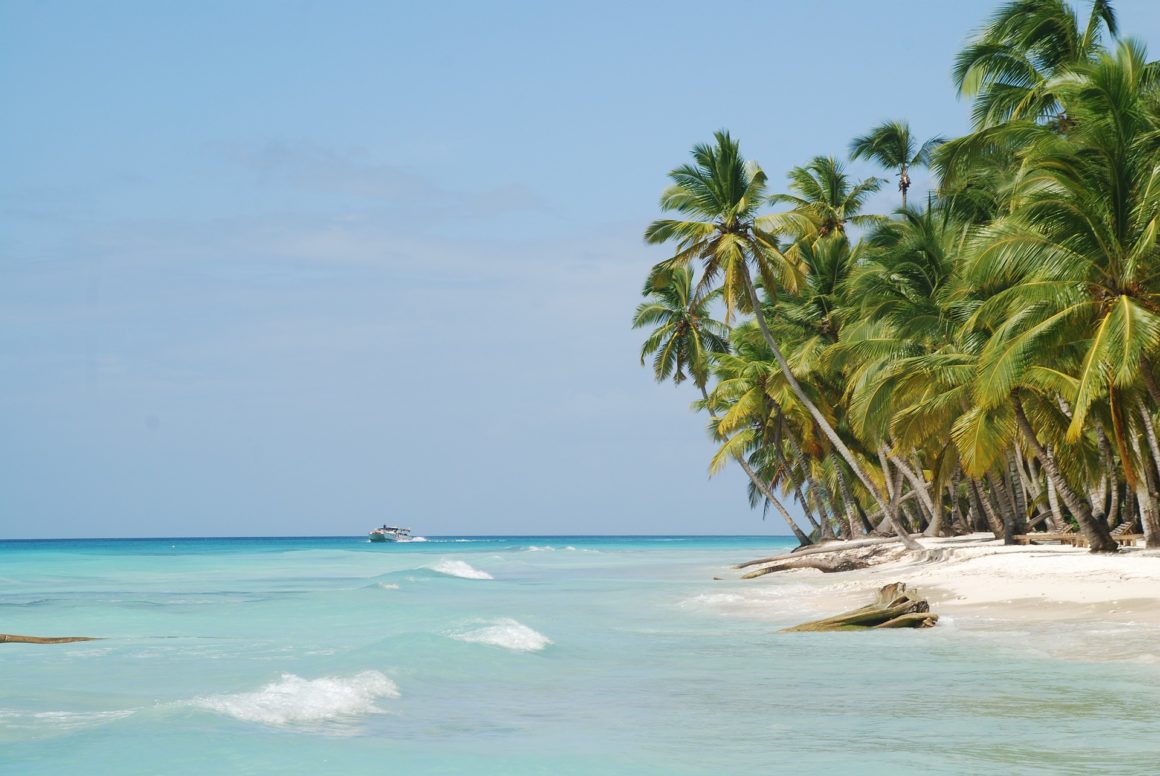 Playa de República Dominicana, de aguas cristalinas, arenas blancas y palmeras