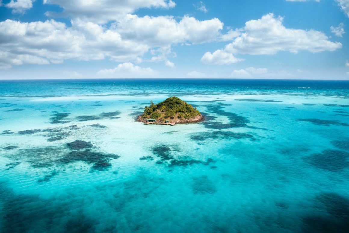 Isla perdida en medio del Caribe, un destino perfecto para viajar en barco en enero
