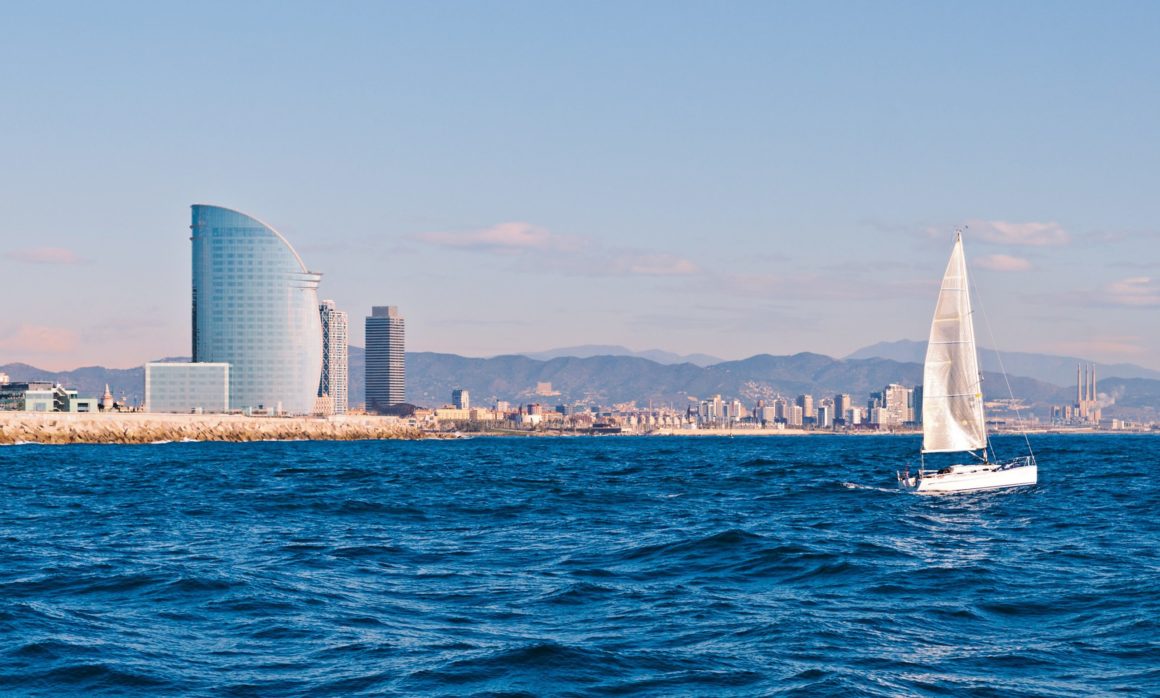 Velero navegando por la costa de Barcelona