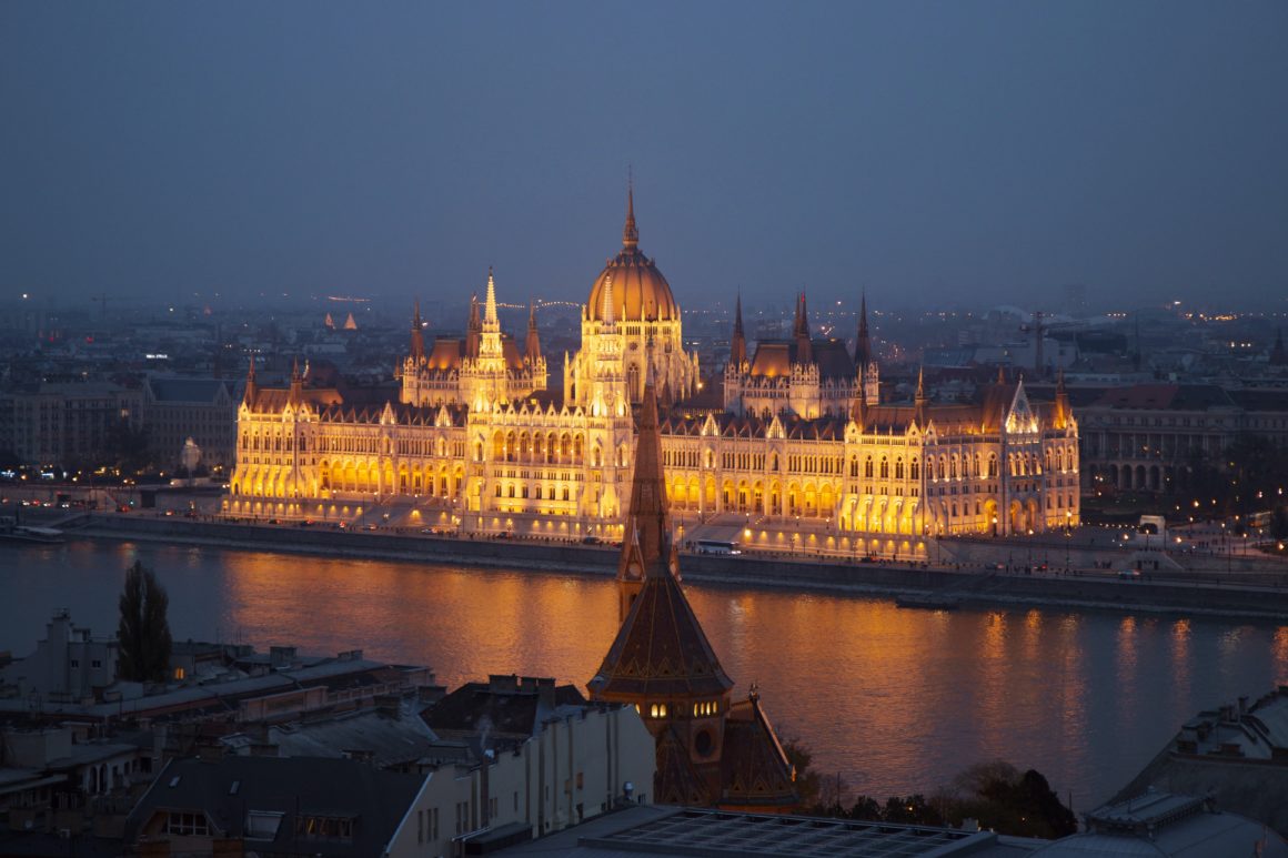 Río Danubio en Budapest con el Parlamento húngaro iluminado