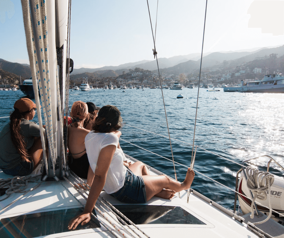 Cuatro personas disfrutando de una experiencia en barco. 