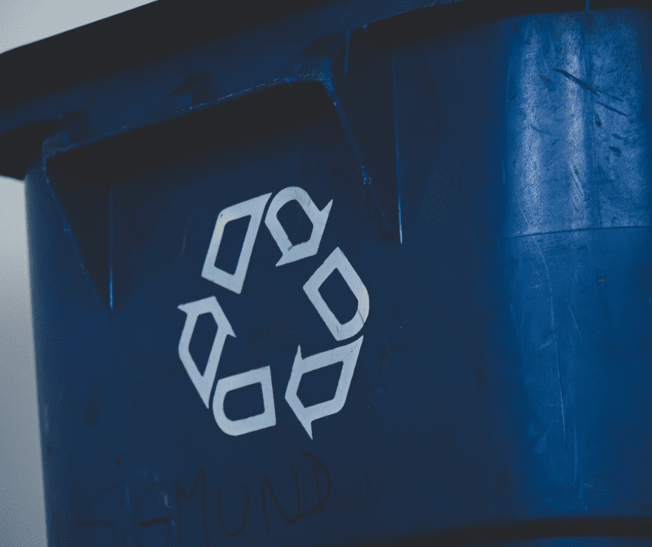 Contenedor de reciclaje de color azul oscuro
