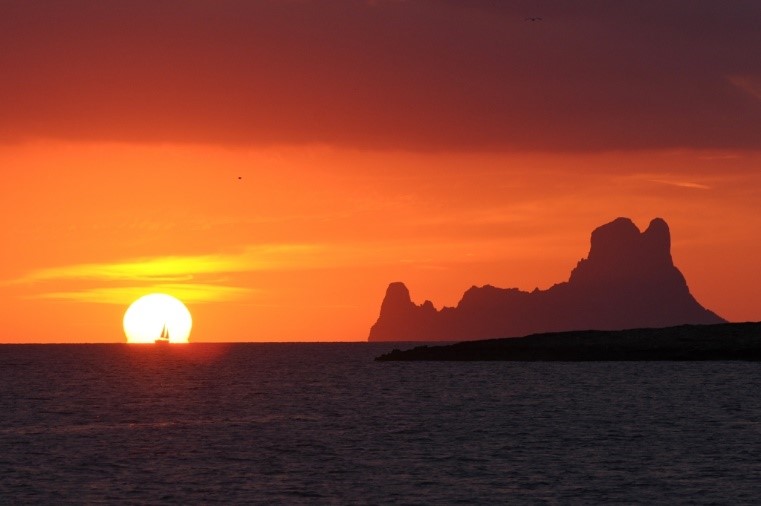 Photo du soleil couchant au large d'Ibiza