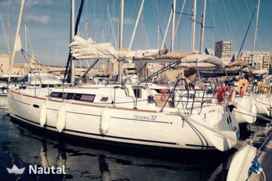 Océanis 37 au mouillage en location à Marseille avec Nautal 