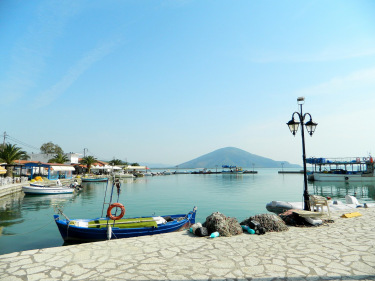 port de Sagiada avec une colline albanaise derrière dans les îles ioniennes