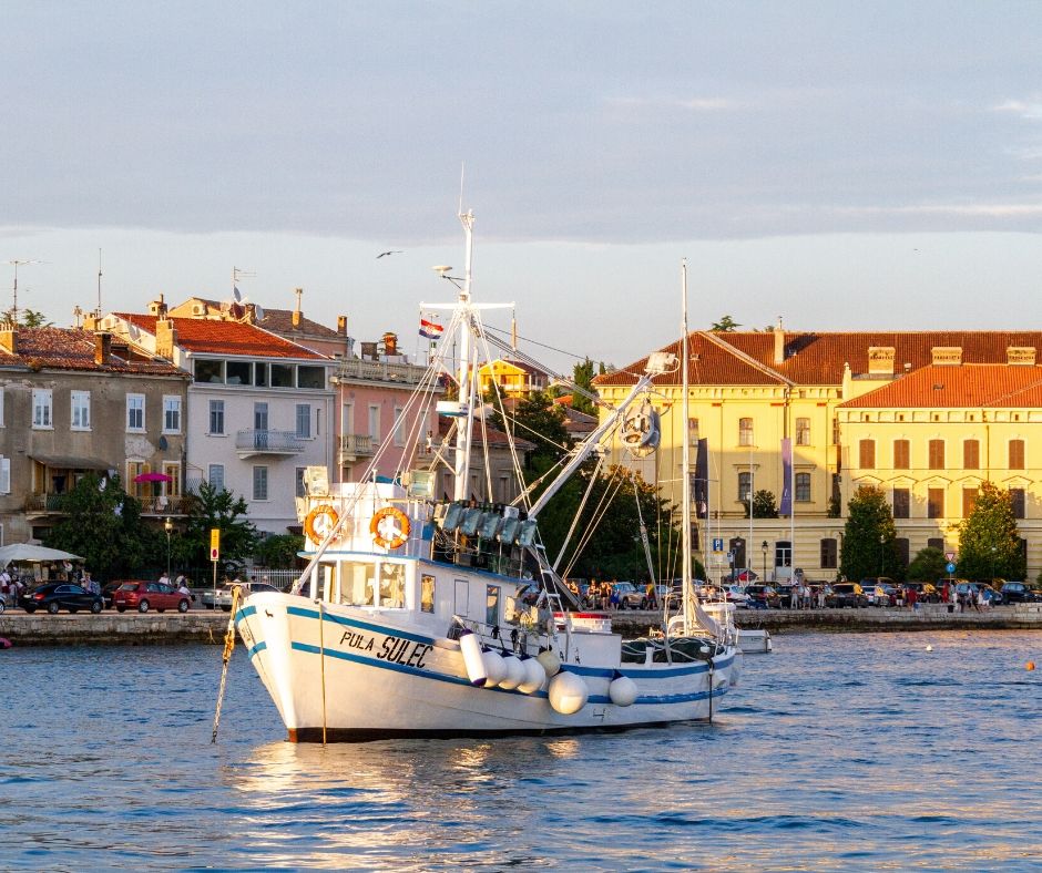 Un bateau dans la ville de Rovinj Croatie 
