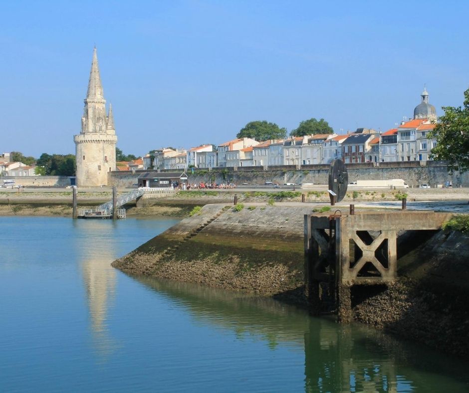 La tour de la lanterne Il y a trois tours médiévales historiques à La Rochelle, France, qui gardaient le port d'Aunis