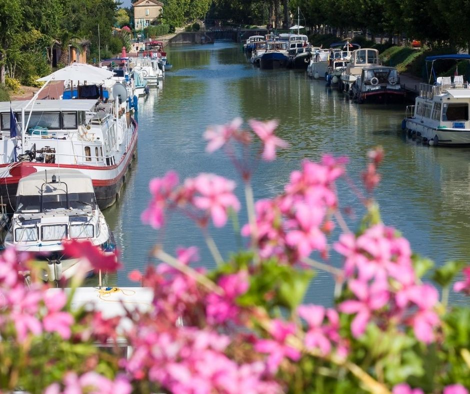 Le Canal du Midi est une voie navigable en France qui relie la Garonne à Toulouse à la mer Méditerranée