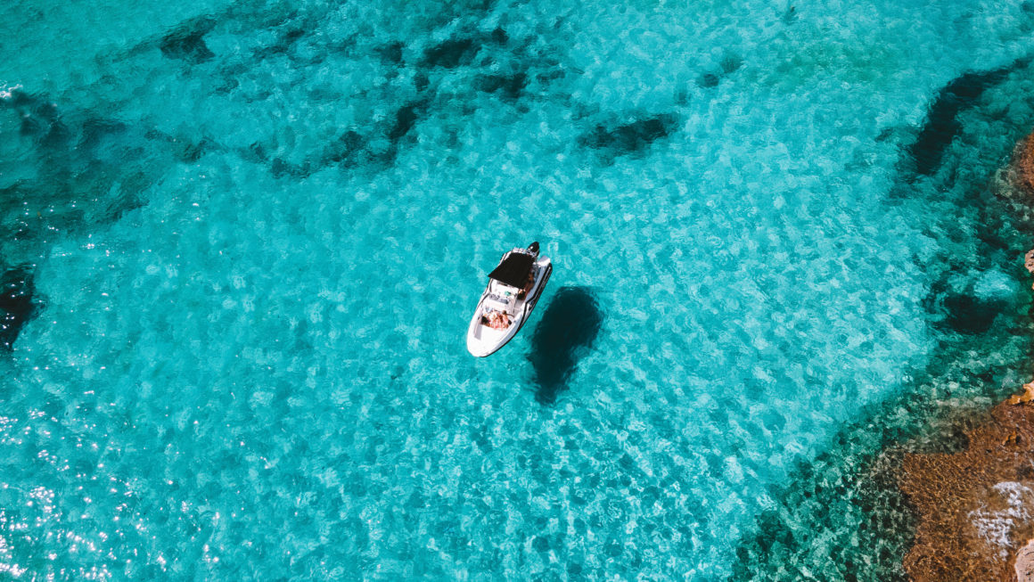 bateau dans eau turquoise