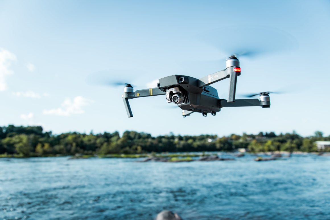 drone au dessus de l'eau