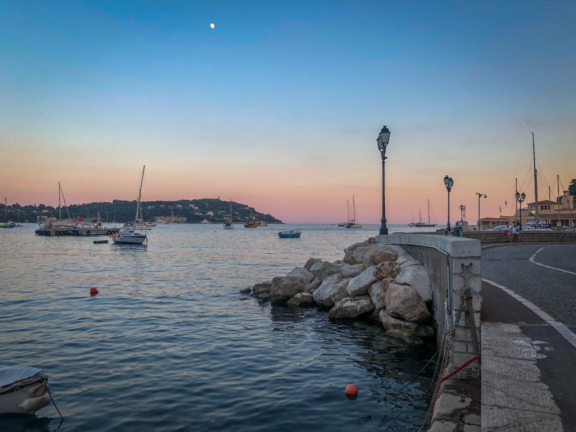 La baie de Villefranche, une des citées emblématiques de la Côte d'Azur, au coucher de soleil.