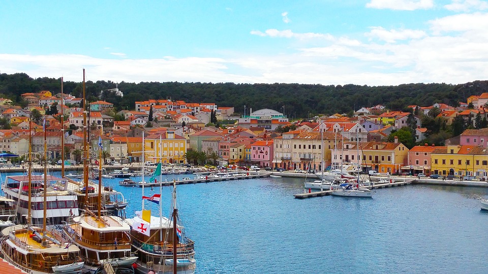 Case colorate e barche parcheggiate in Istria

