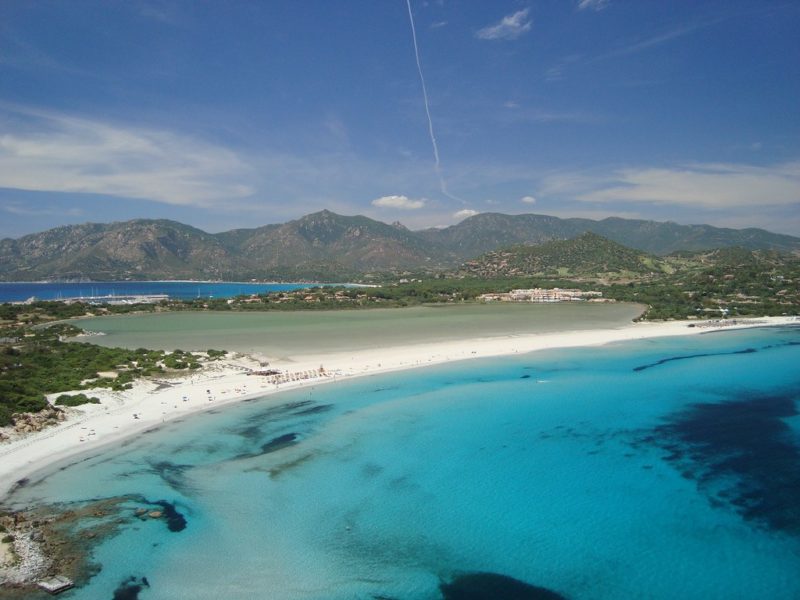 Spiaggia di sabbia bianca e acqua azzurrata