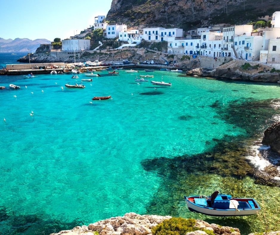 La bellissima sicilia con le sue affascinanti acque turchesi fa parte di una delle migliori isole d'Italia