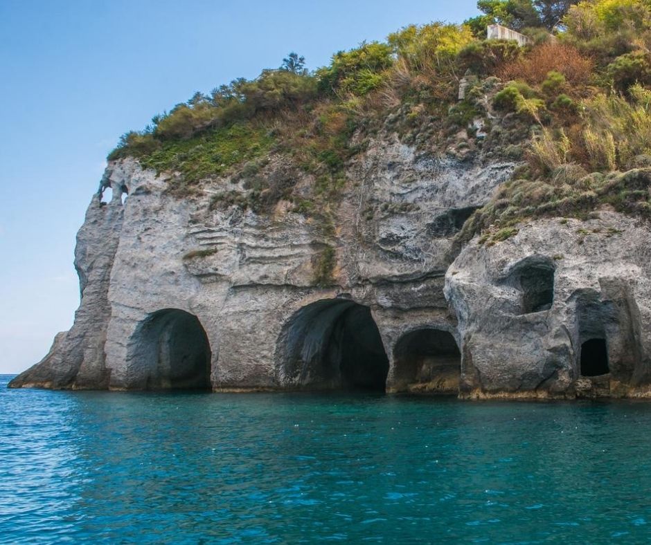 Grotte di Pilato, costituite da caverne scavate al livello del mare all'epoca dell’antica Roma.