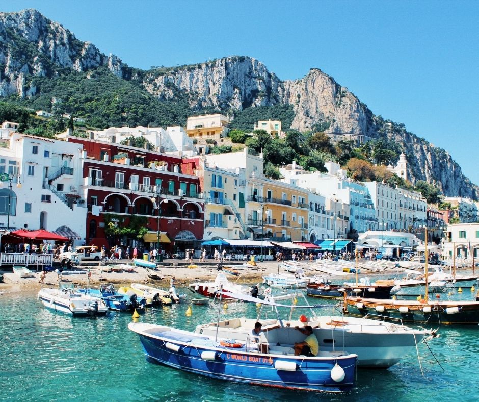 Porto dell'isola di Capri, con molte barche