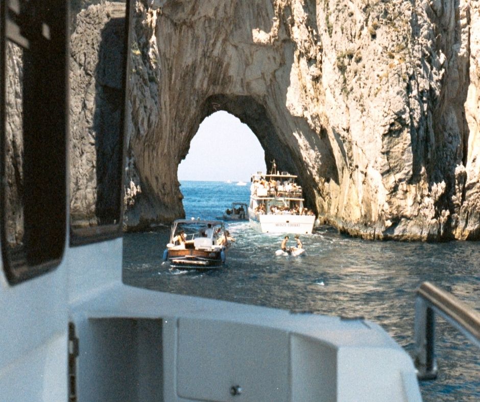 Le scogliere di Capri, un'attrazione da non perdere se si naviga sull'isola