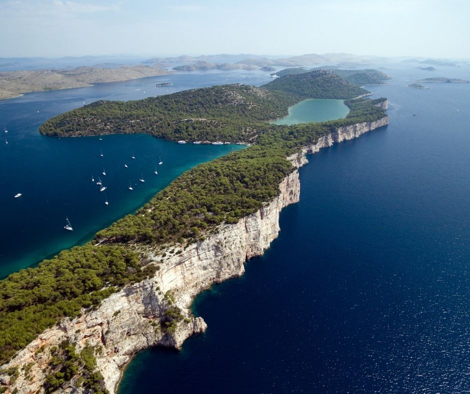 Vista della costa rocciosa della Croazia in estate