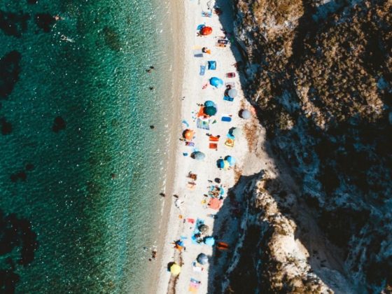 veduta aerea spiaggia, mare e scogli Elba