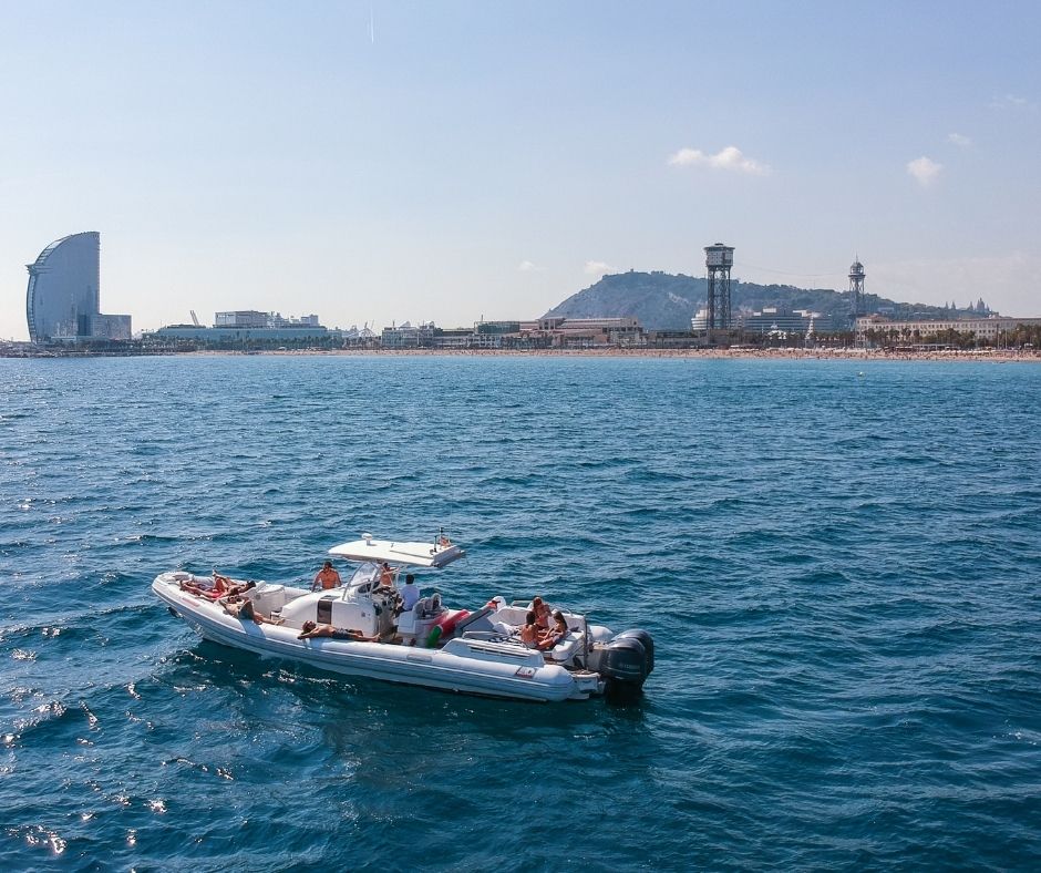 Vista aerea di una barca al largo di Barcellona
