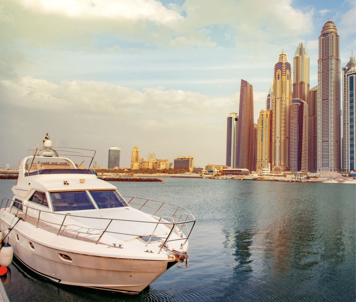 Barca yacht a largo delle coste di Dubai