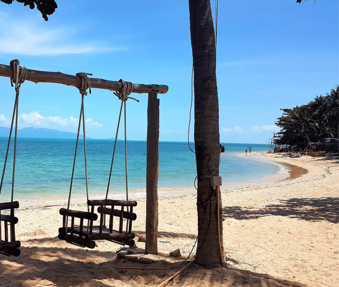 spiaggia tailandese con altalena e mare blu